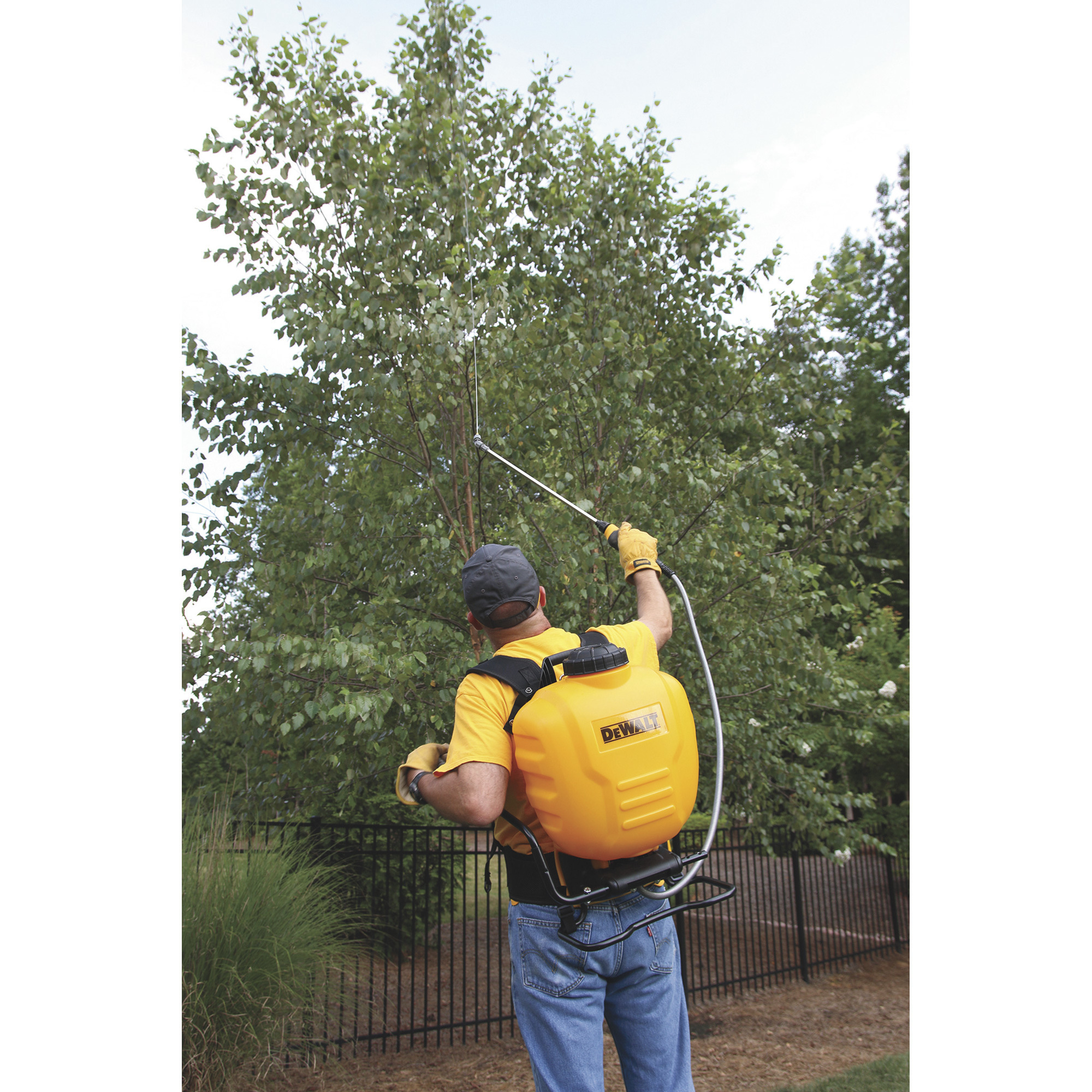 DEWALT Backpack Sprayer 4 Gallon Capacity 0.3 oz. min. Model