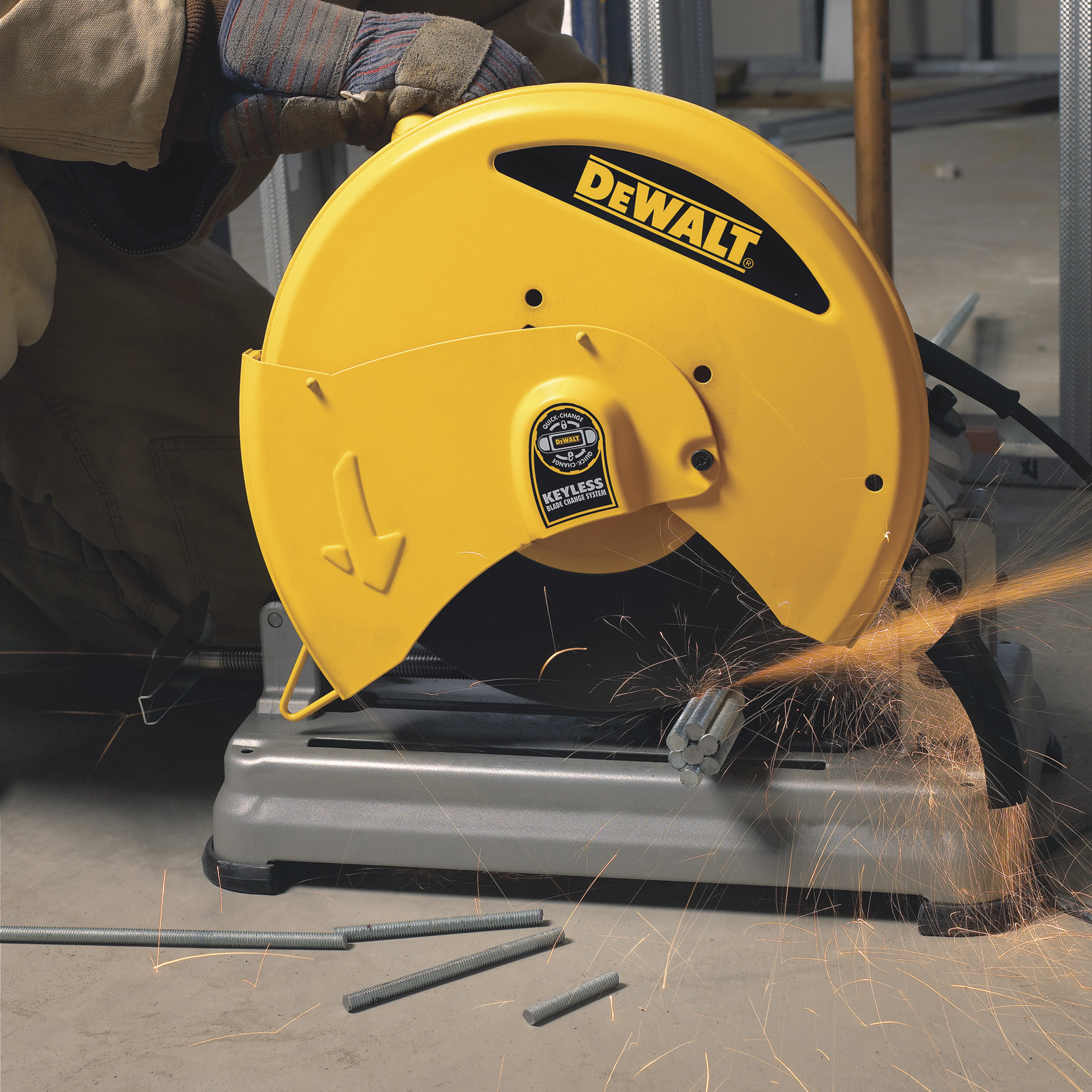 DEWALT Chop Saw with Keyless Blade Change System 14in. 15 Amp