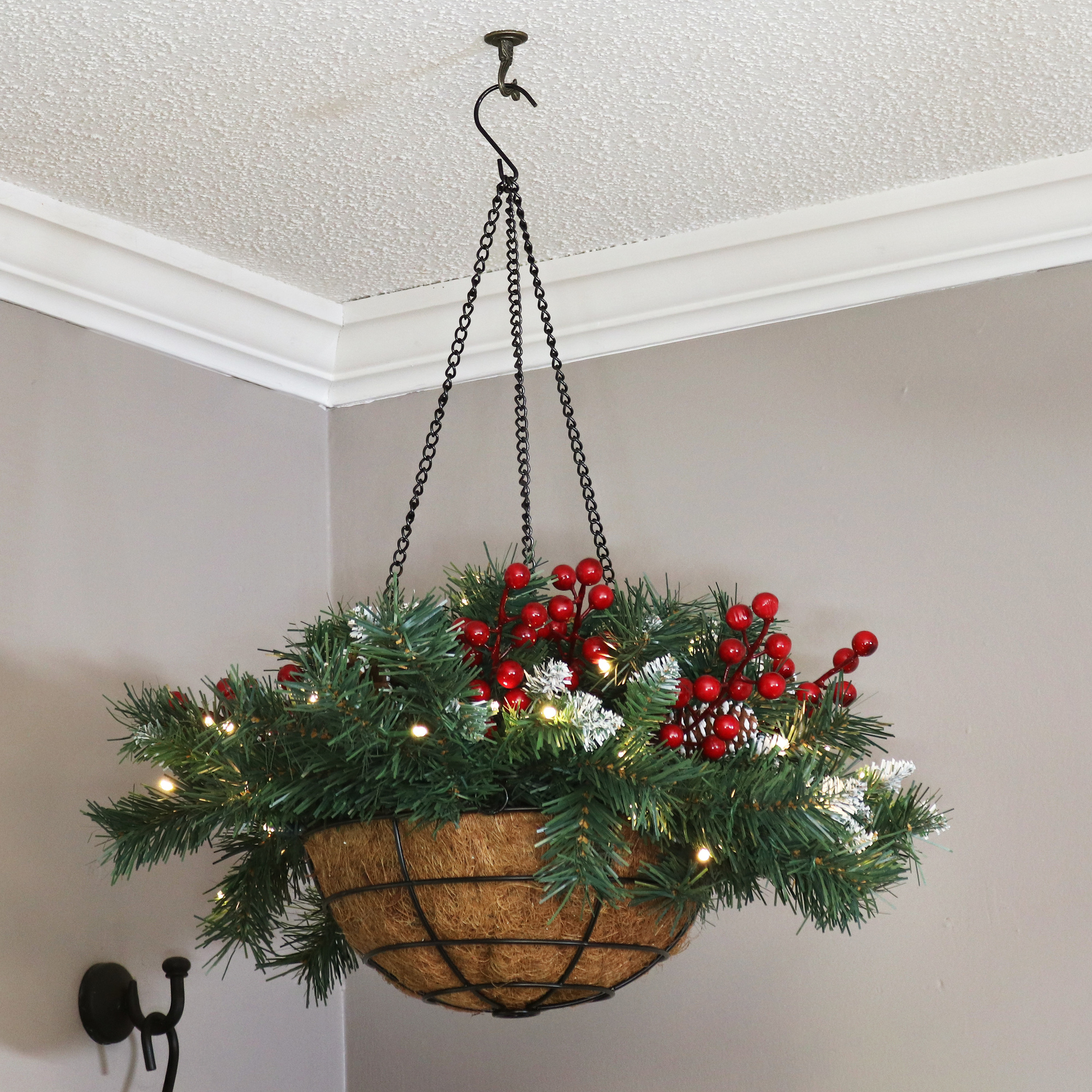 Sunnydaze Decor, PreLit Christmas Hanging Basket, Length 20 in, Width
