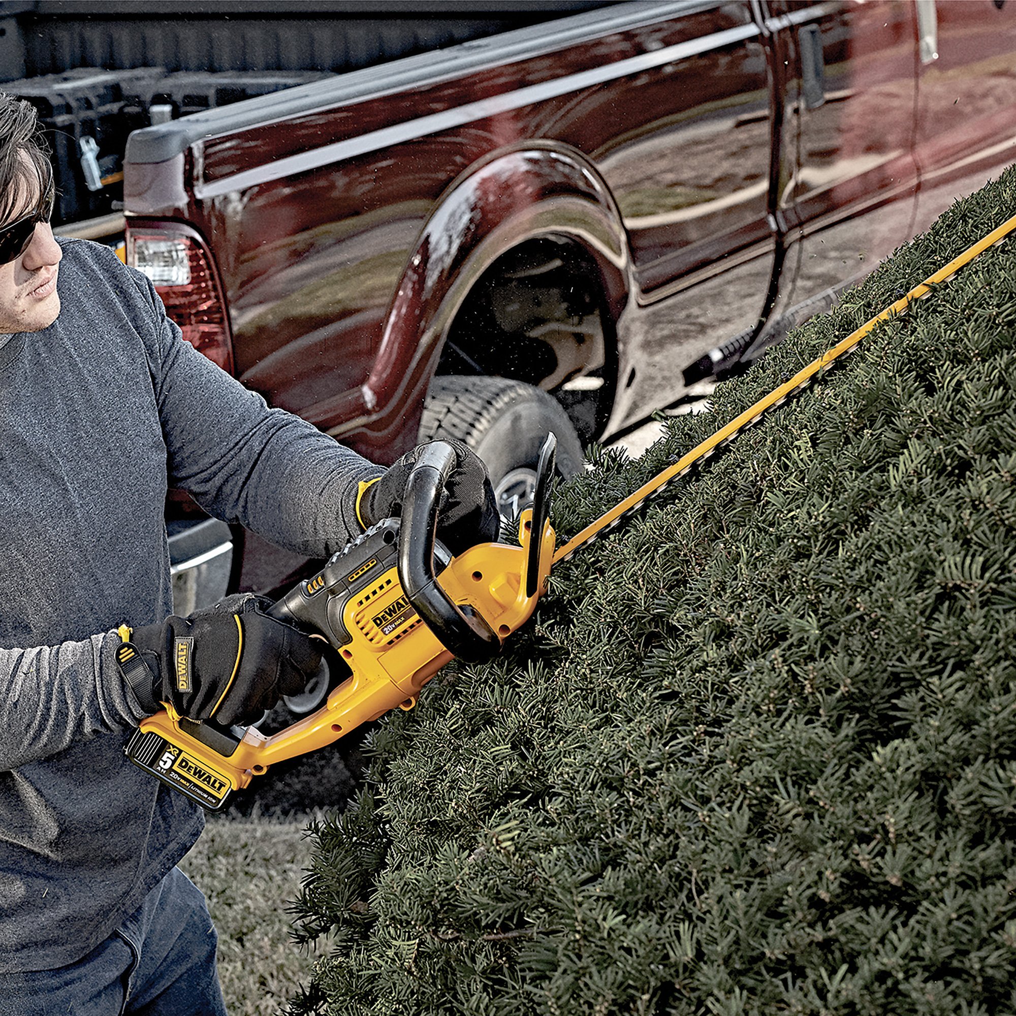 Dewalt 20V MAX Cordless Hedge Trimmer 5Ah Model DCHT820P1