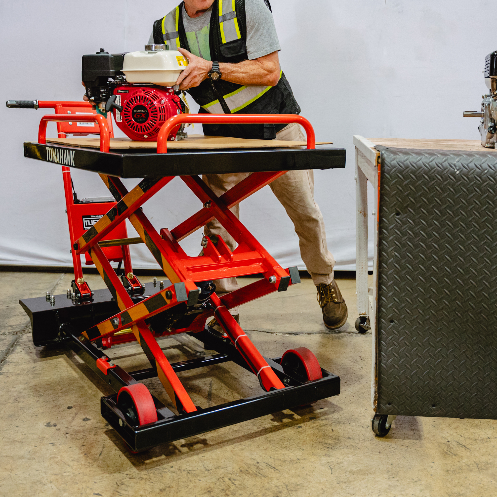 Tomahawk Electric Hydraulic Lift Table — 600-Lb. Capacity