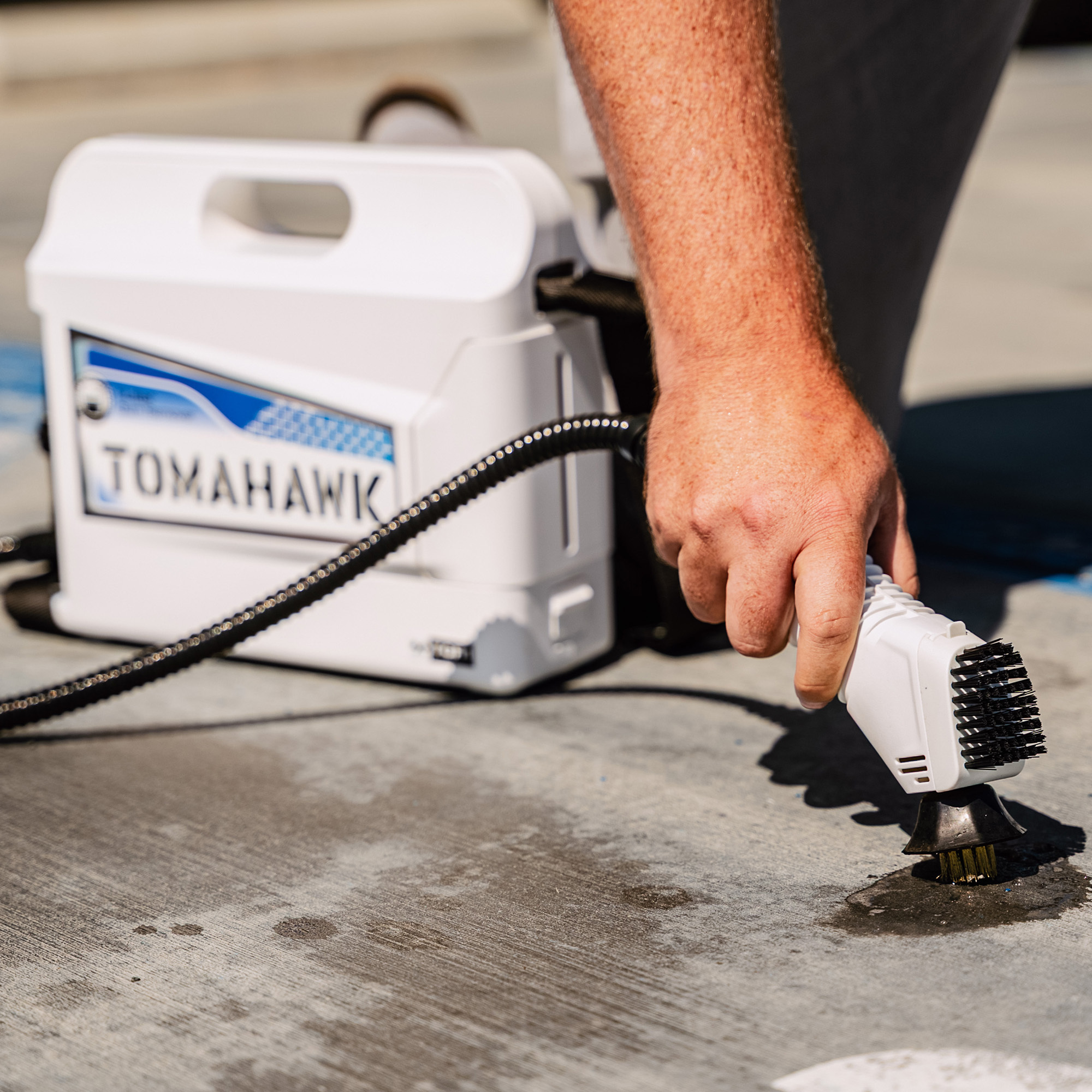 TOMAHAWK Commercial Gum Remover 18V Battery-Powered Cordless Steam ...