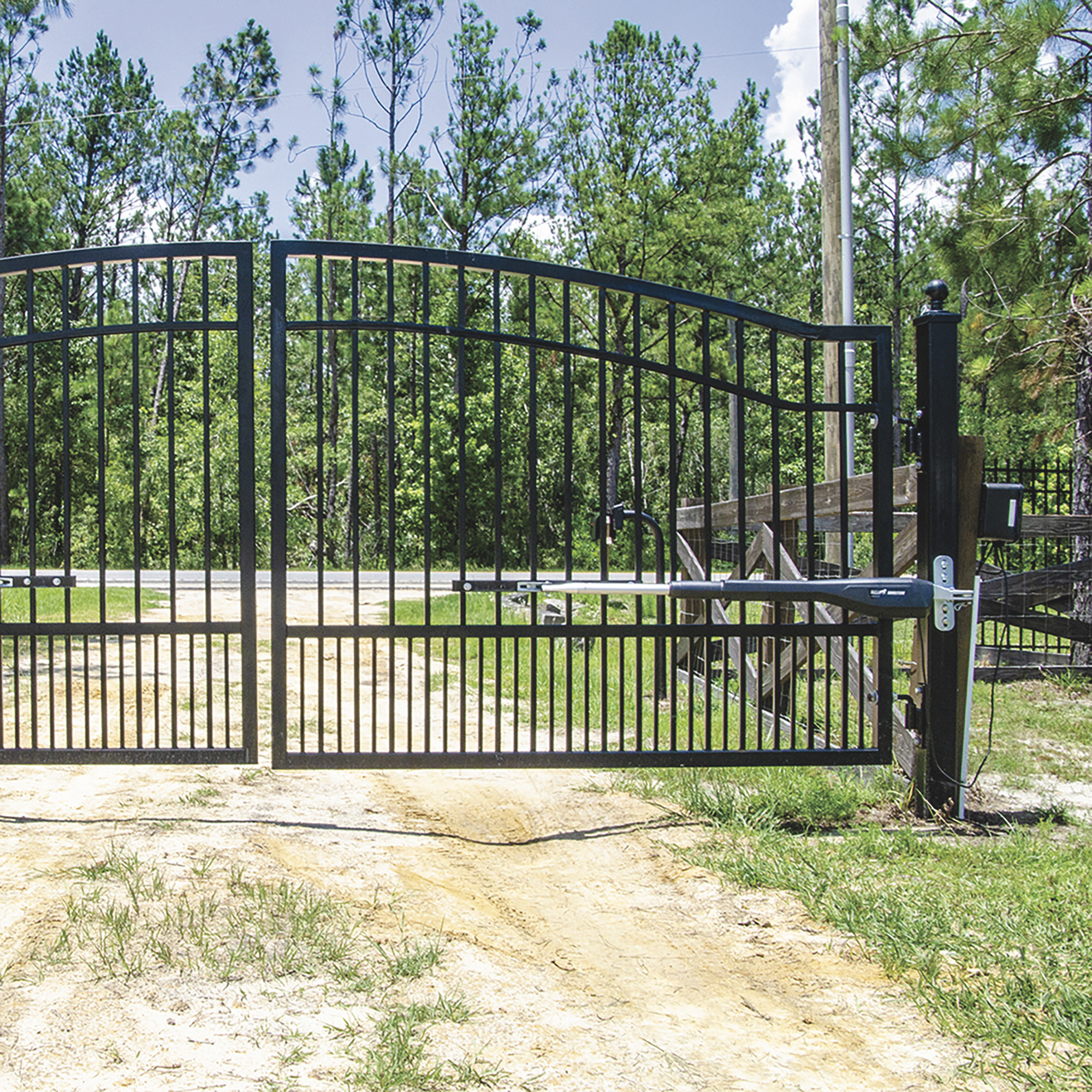 Mighty Mule Solar Compatible LightDuty Dual Gate Opener — 300Lb